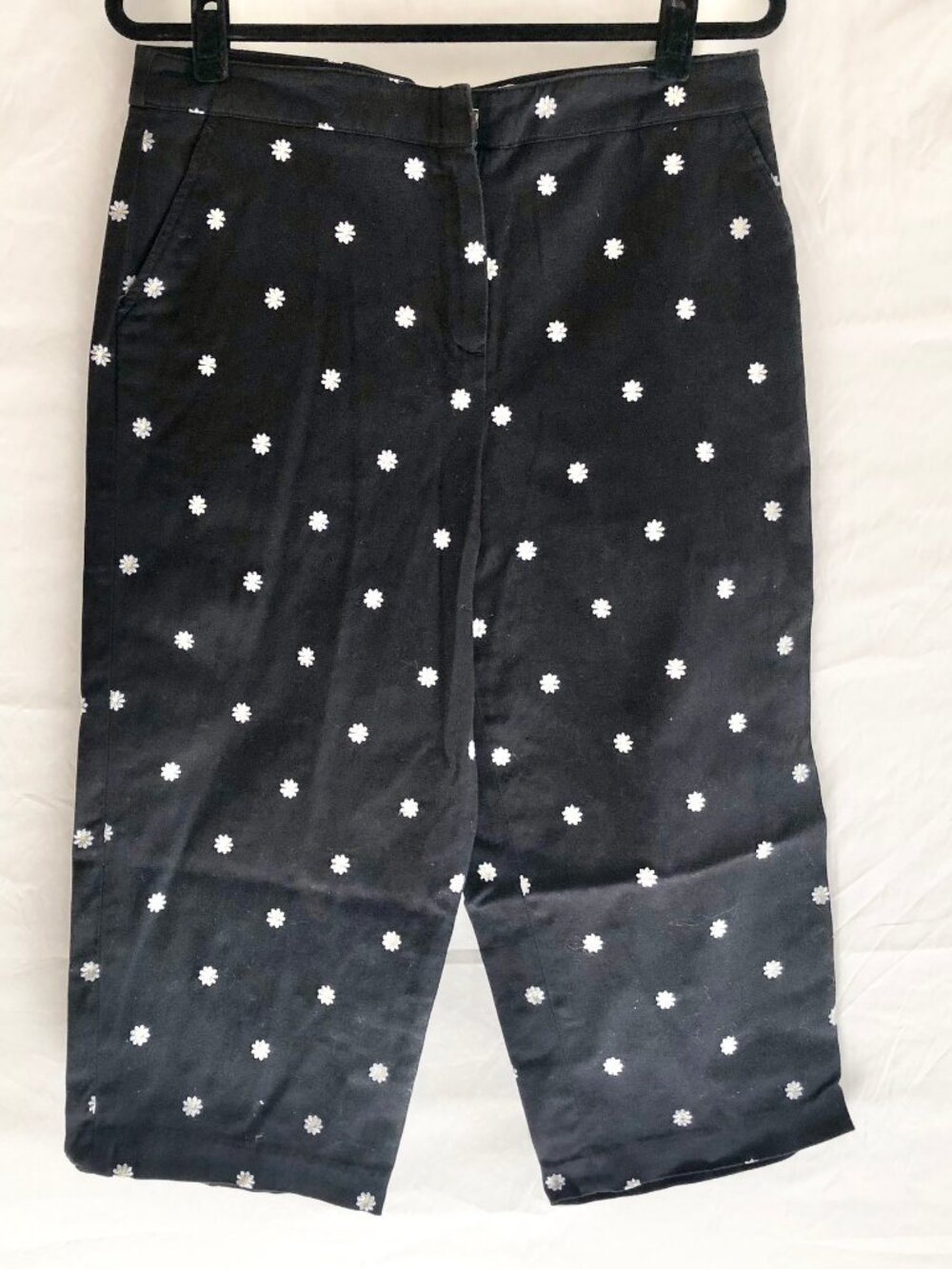 Briggs New York Black Daisy Embroidered Capri Pants Size 14